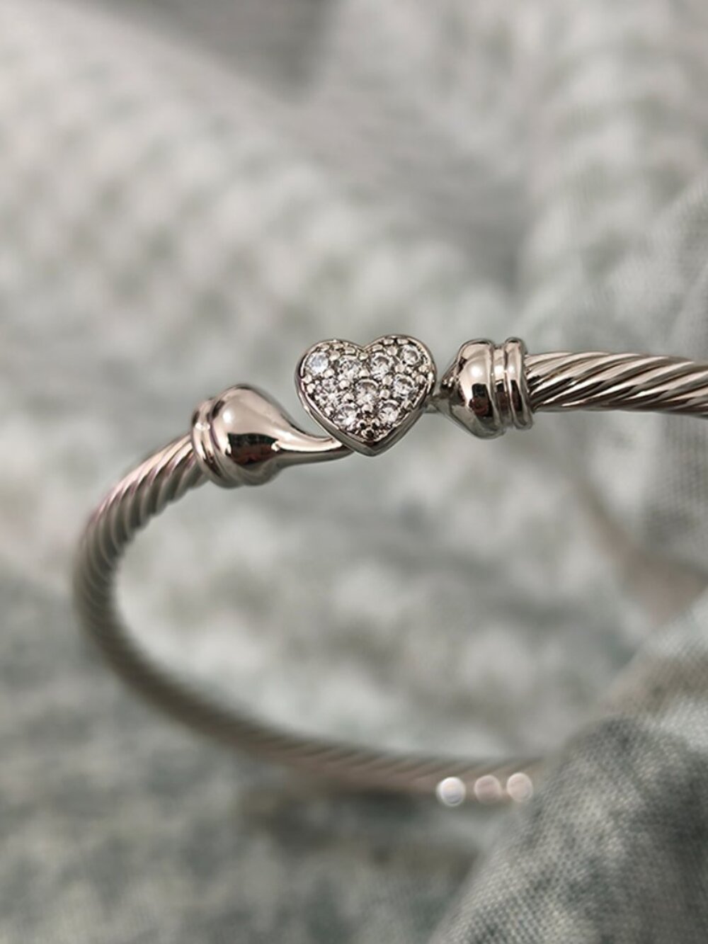 David Yurman Sterling Silver Heart-Shaped Clasp Bracelet With Diamond Accents. - Picture 2 of 6